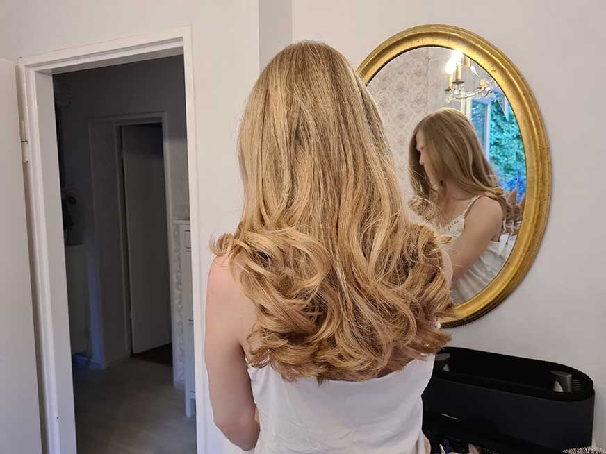 Локоны сделаны с помощью Dyson Airwrap. 